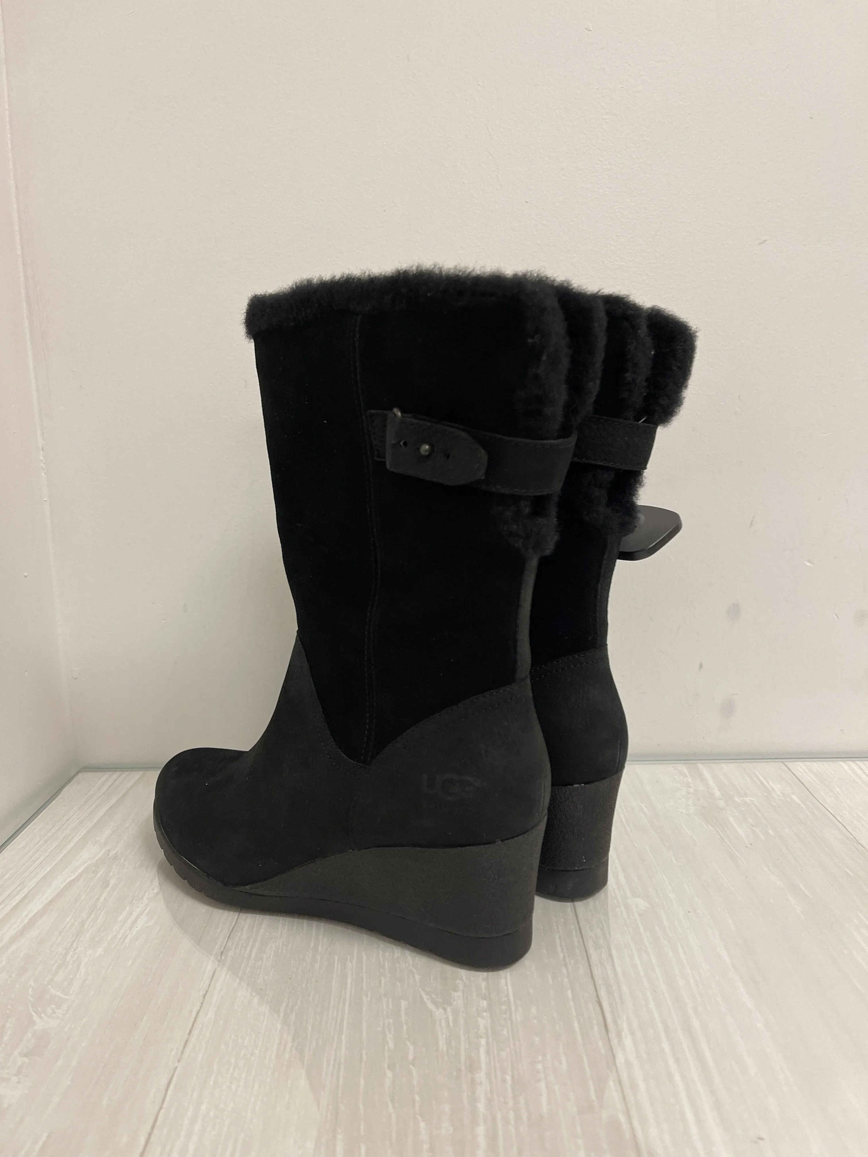 Boots Designer By Ugg In Black, Size: 9